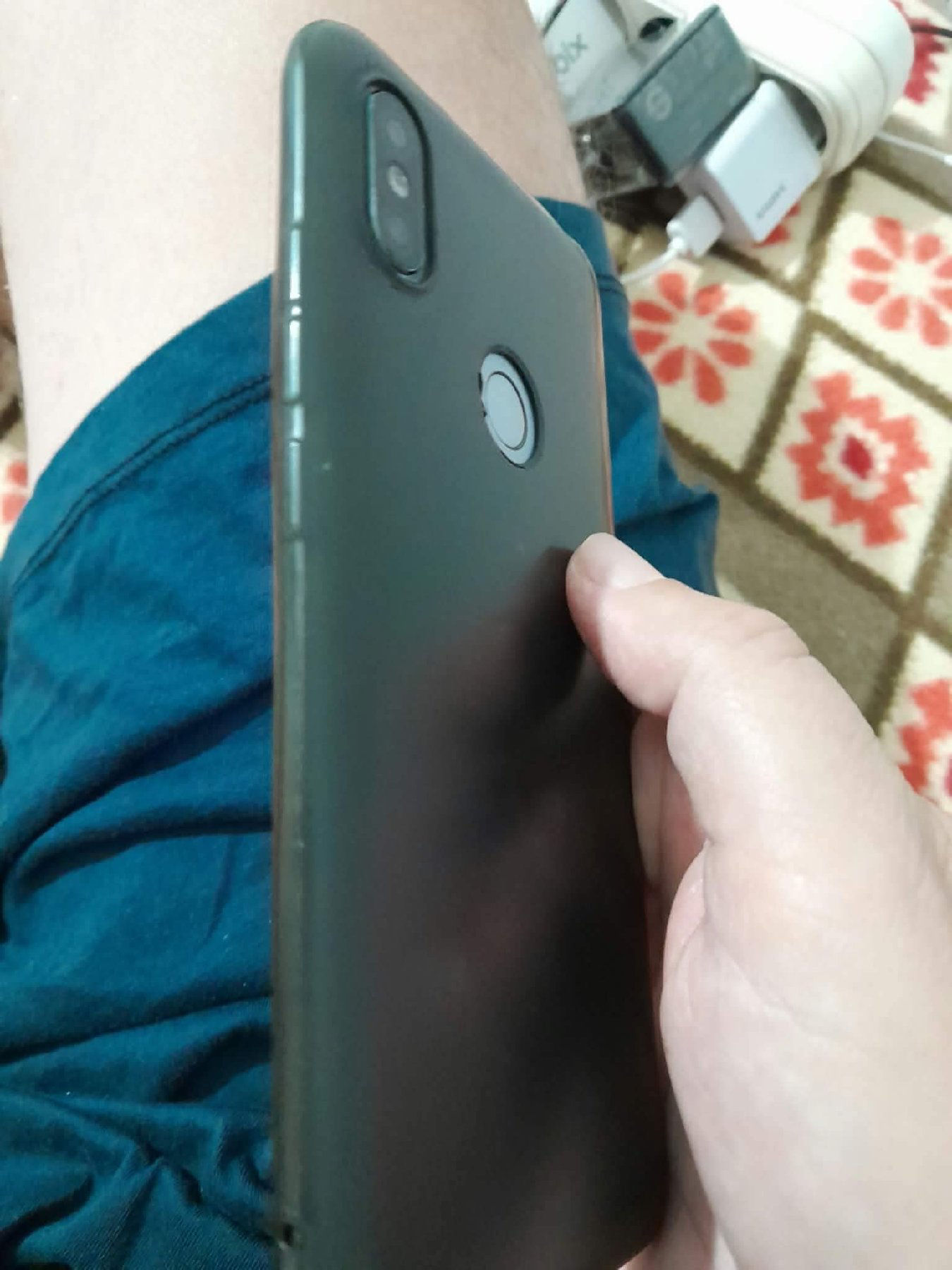 Siyah akıllı telefon ilan görseli
