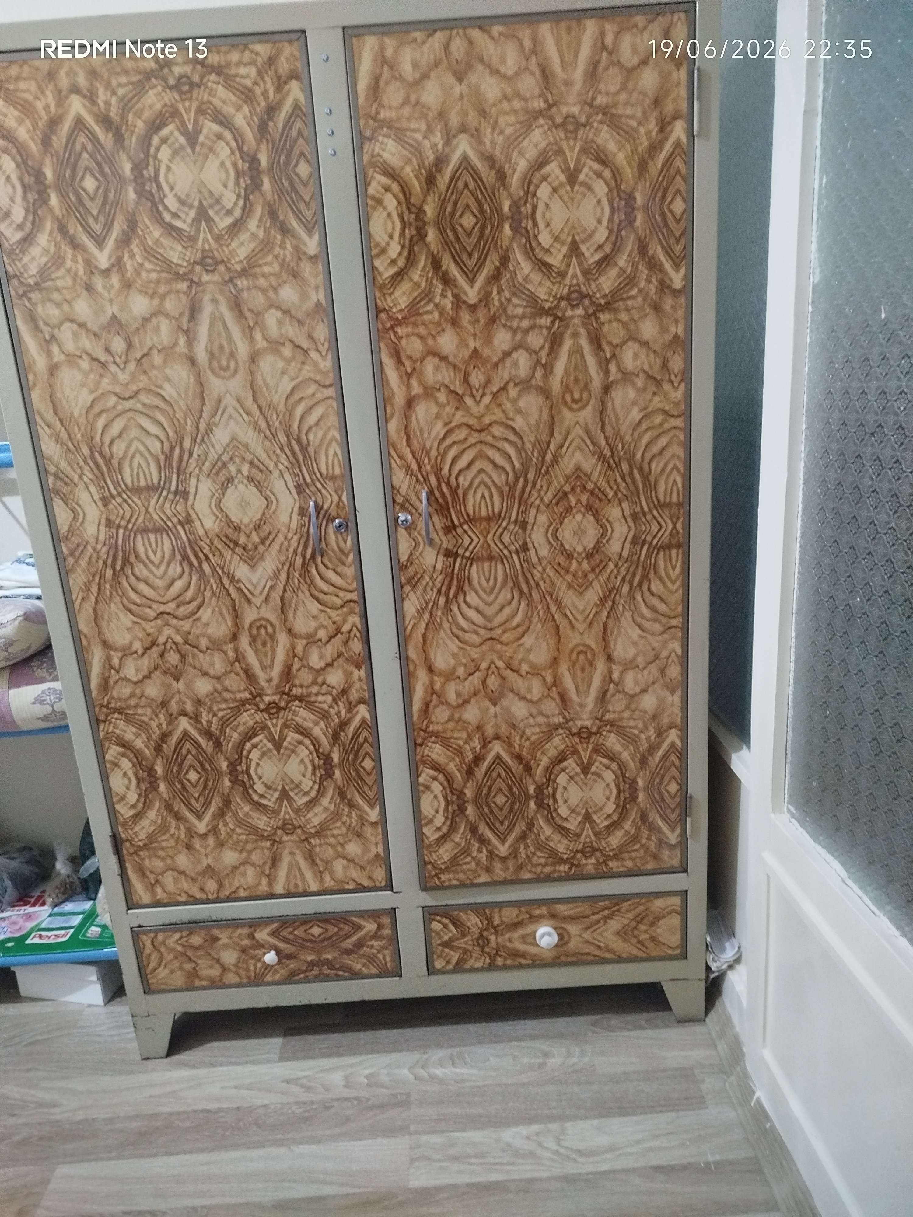 Desenli dört kapılı ahşap dolap ilan görseli