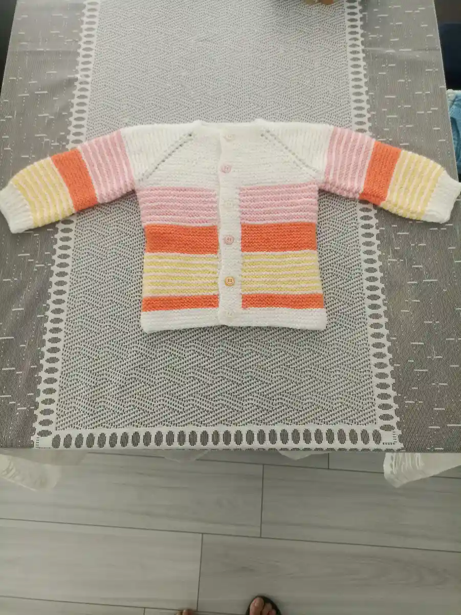 Renkli örgü bebek hırkası 1 yaş boy 36 cm en 30 cm kol boyu 21 cm