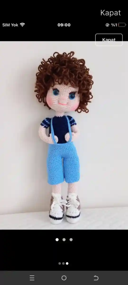 Erkek bebekkıvırcık saçlı el yapımı örgü bebek