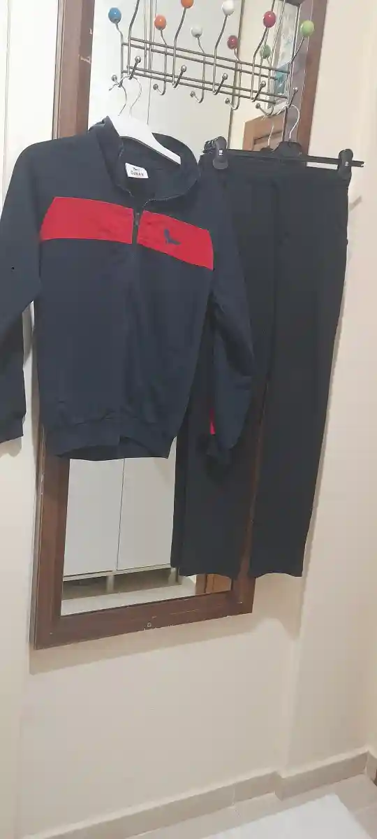 Kırmızı detaylı lacivert eşofman takımı