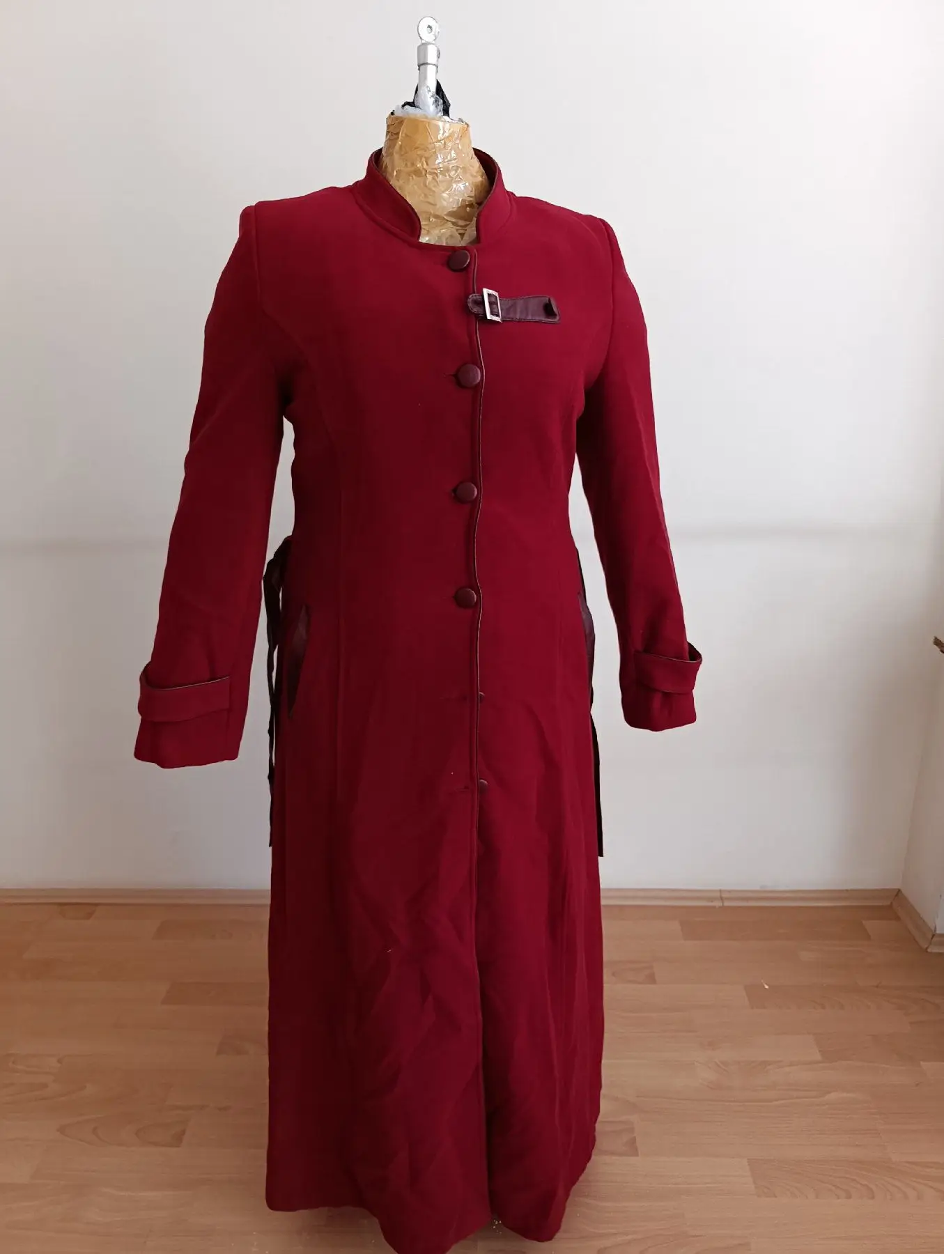 şık kırmızı kaban