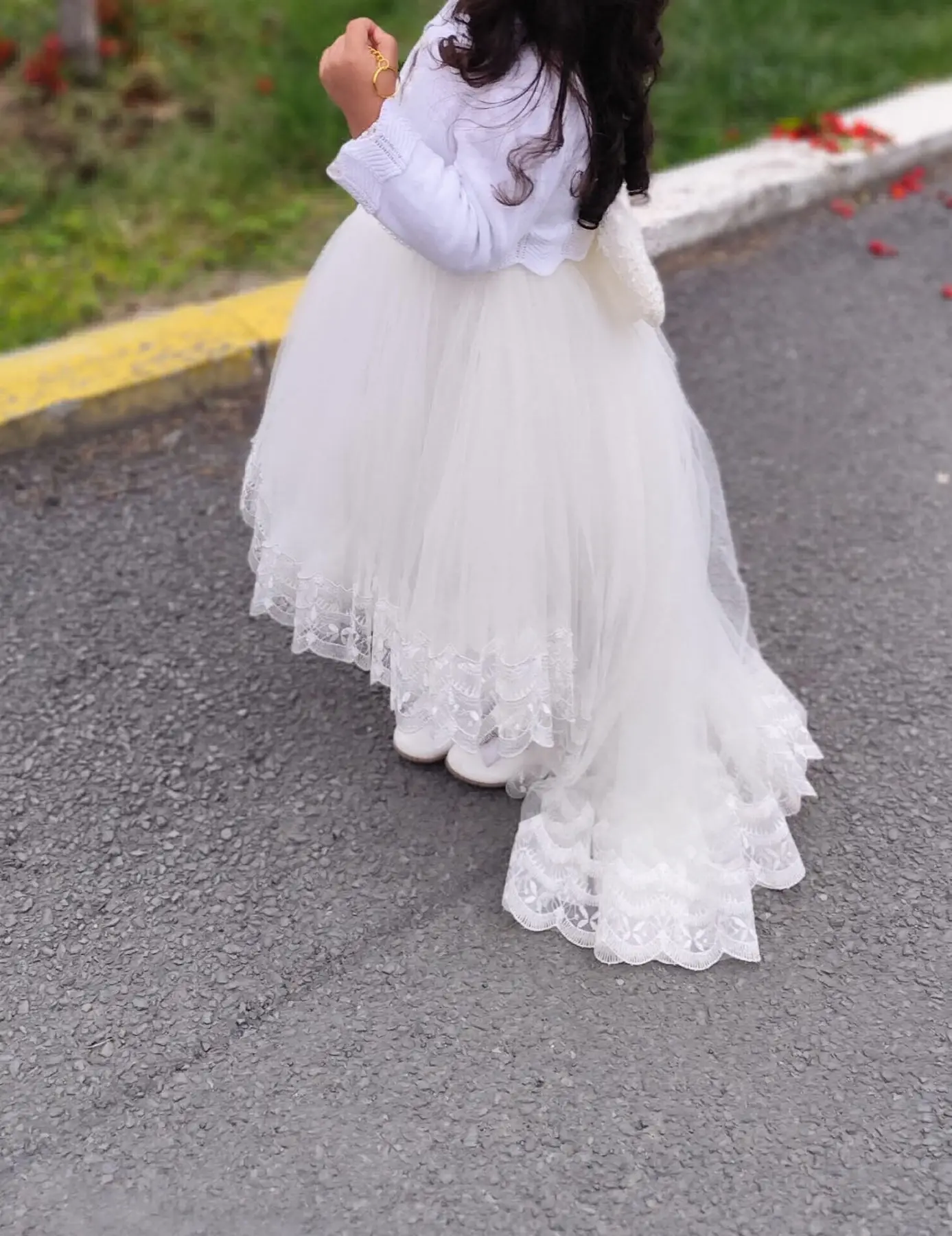 Dantel detaylı beyaz kız çocuk elbisesi