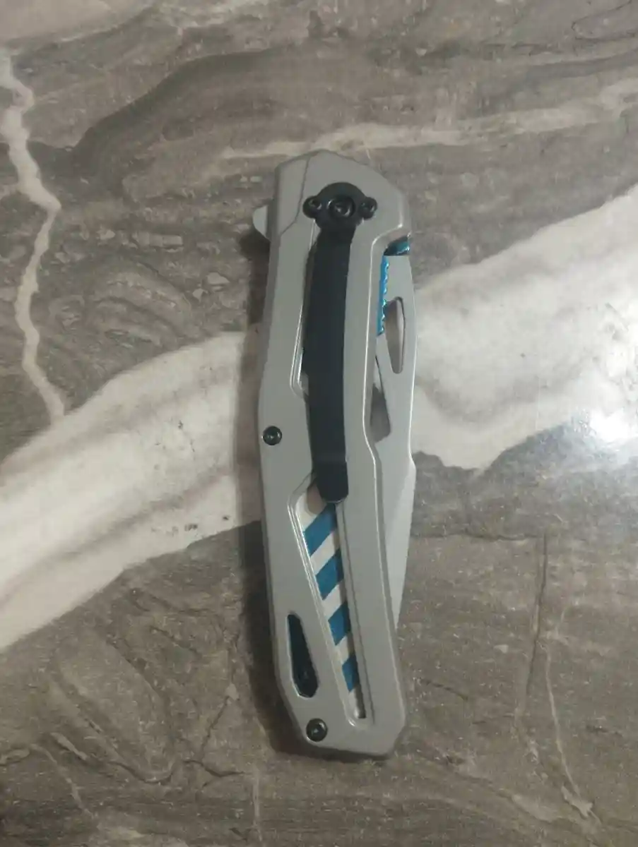 Mavi detaylı katlanabilir bıçak