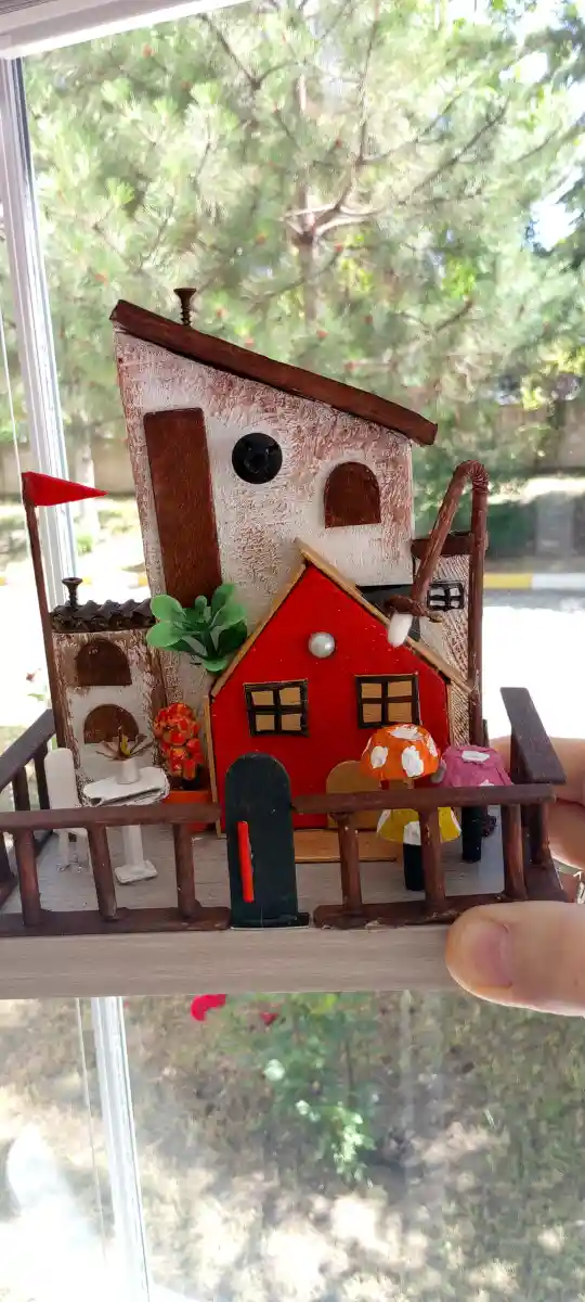 Renkli dekoratif mini ev maketi
