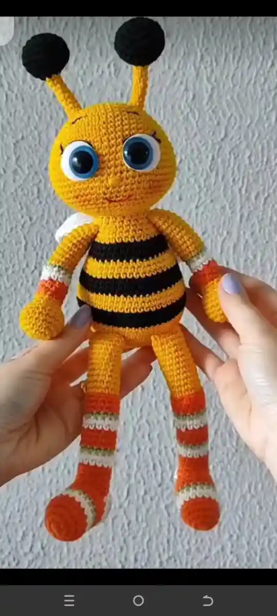 Renkli örgü arı bebek ilan görseli
