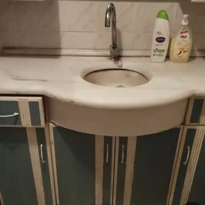 Banyo i̇çin şık lavabo ve dolap takımı
