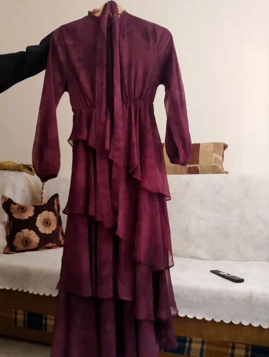 Mor katmanlı uzun elbise 38-40 beden uyumludur sadece bir kez kullanıldı