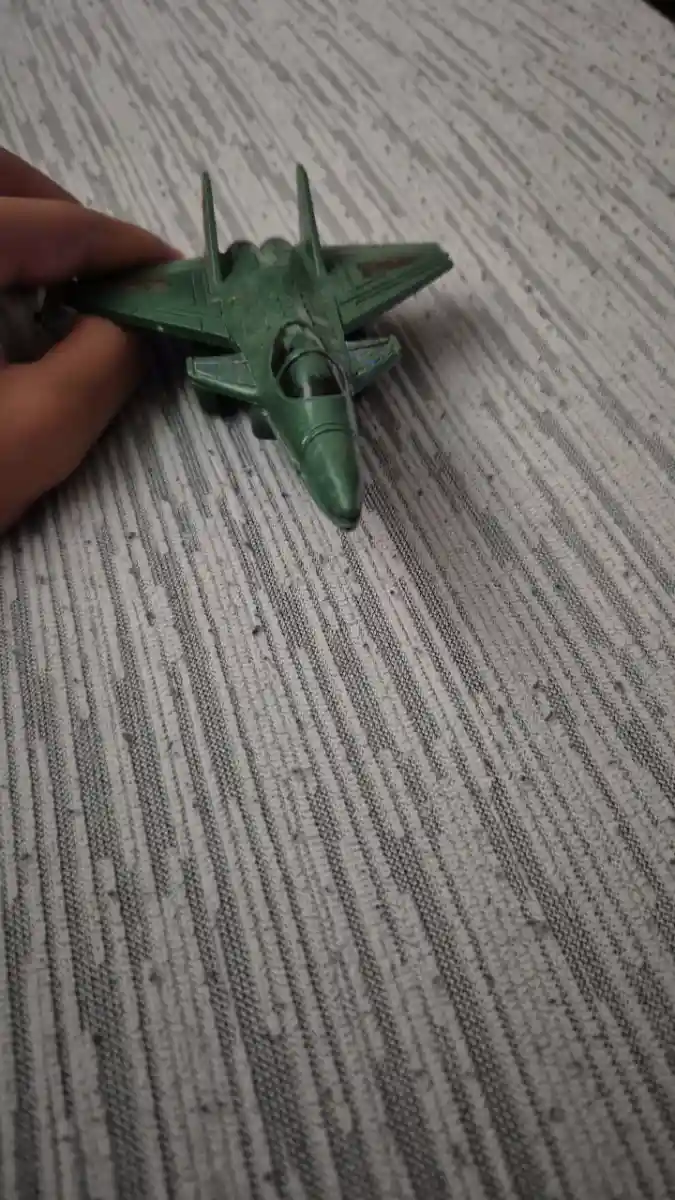 Yeşil askeri model uçak