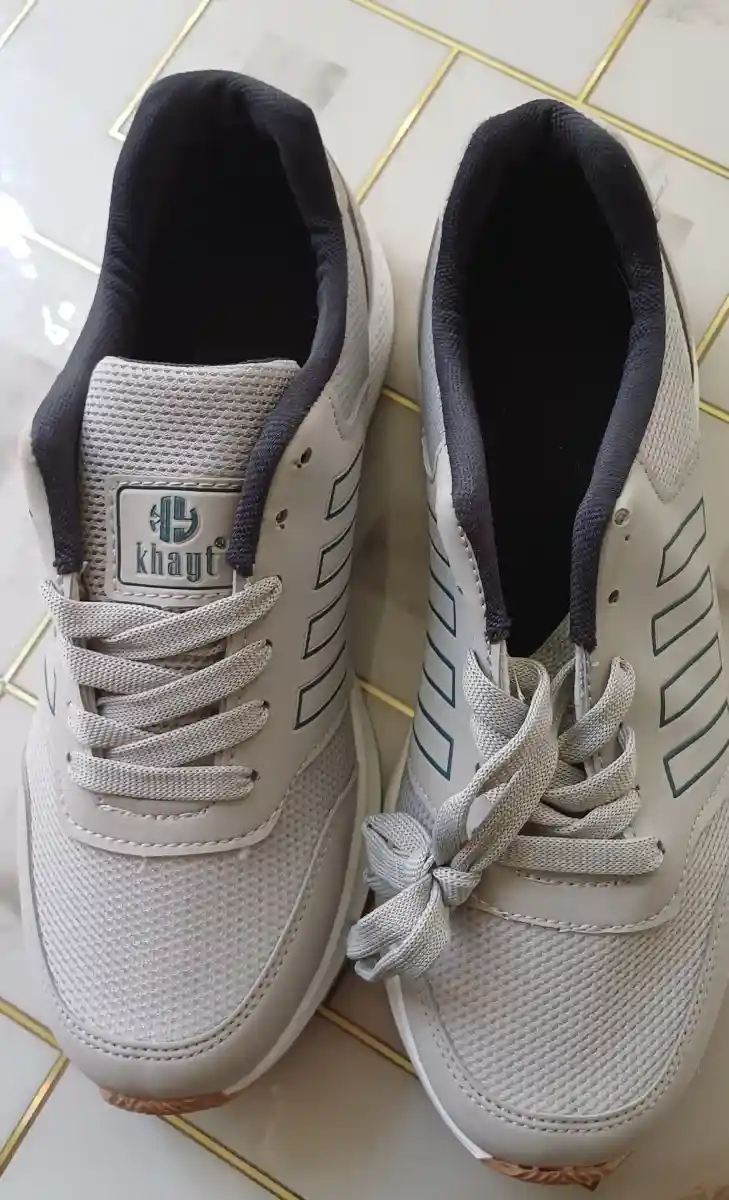 Gri renkli spor ayakkabı
