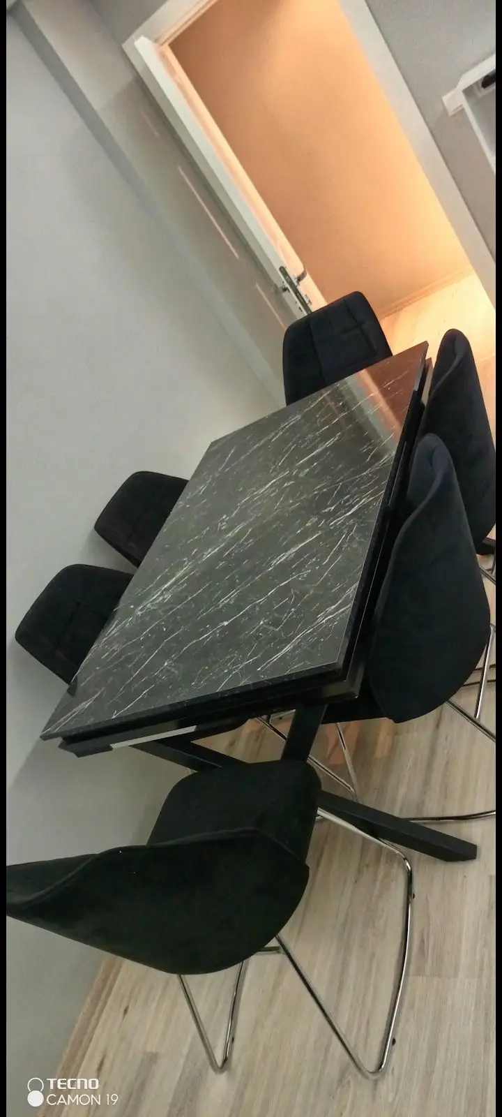 Küçük alanlar i̇çin modern masa ve sandalye takımı