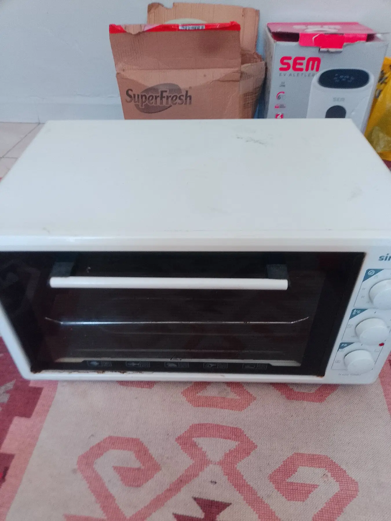 Mini fırın fişi ezildi az bı yerin yük altında kaldı icin çalışıyor