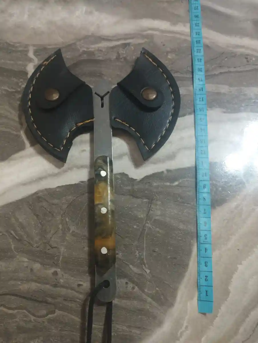 El yapımı çift başlı balta