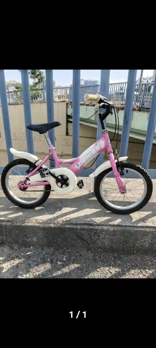 Pembe çocuk bisikleti