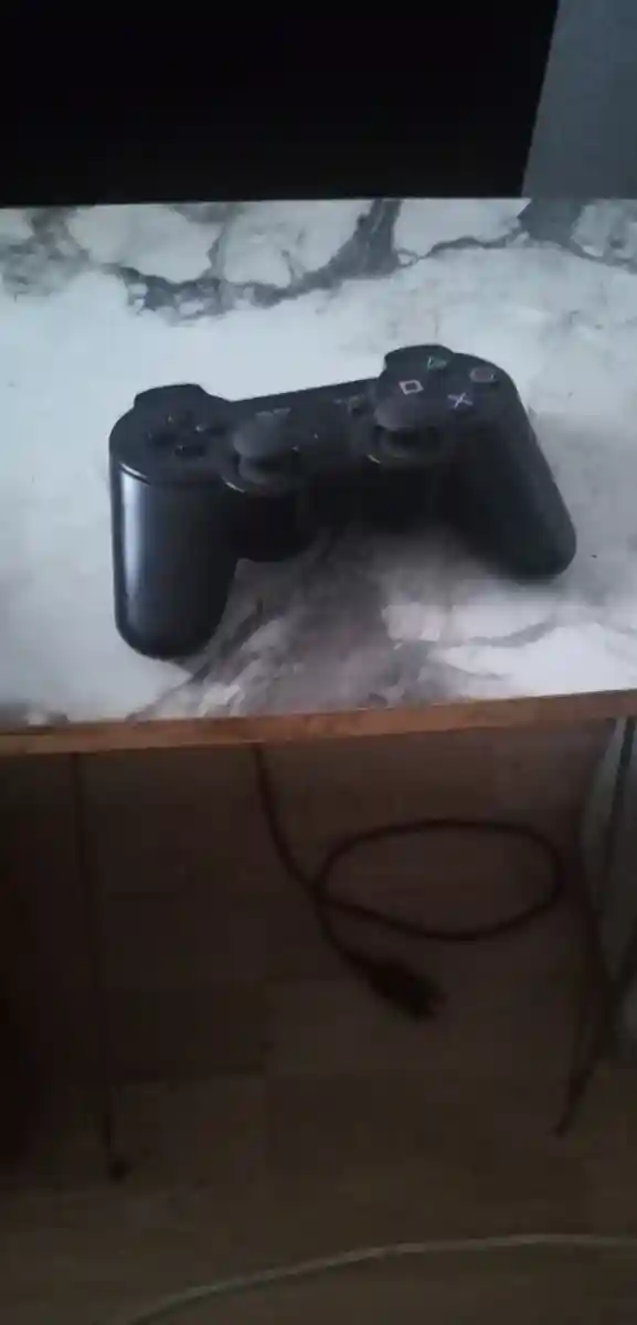 Siyah ps4 oyun kumandası ilan görseli