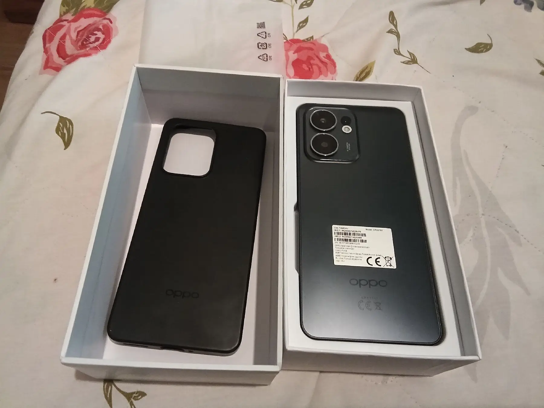 Oppo akıllı telefon ve kılıf seti