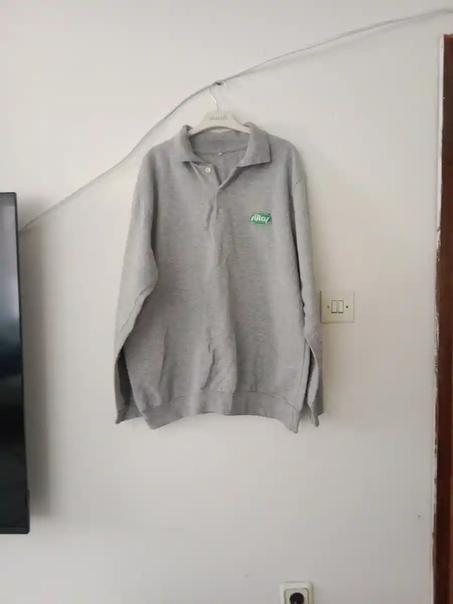 Gri renkli polo tişört