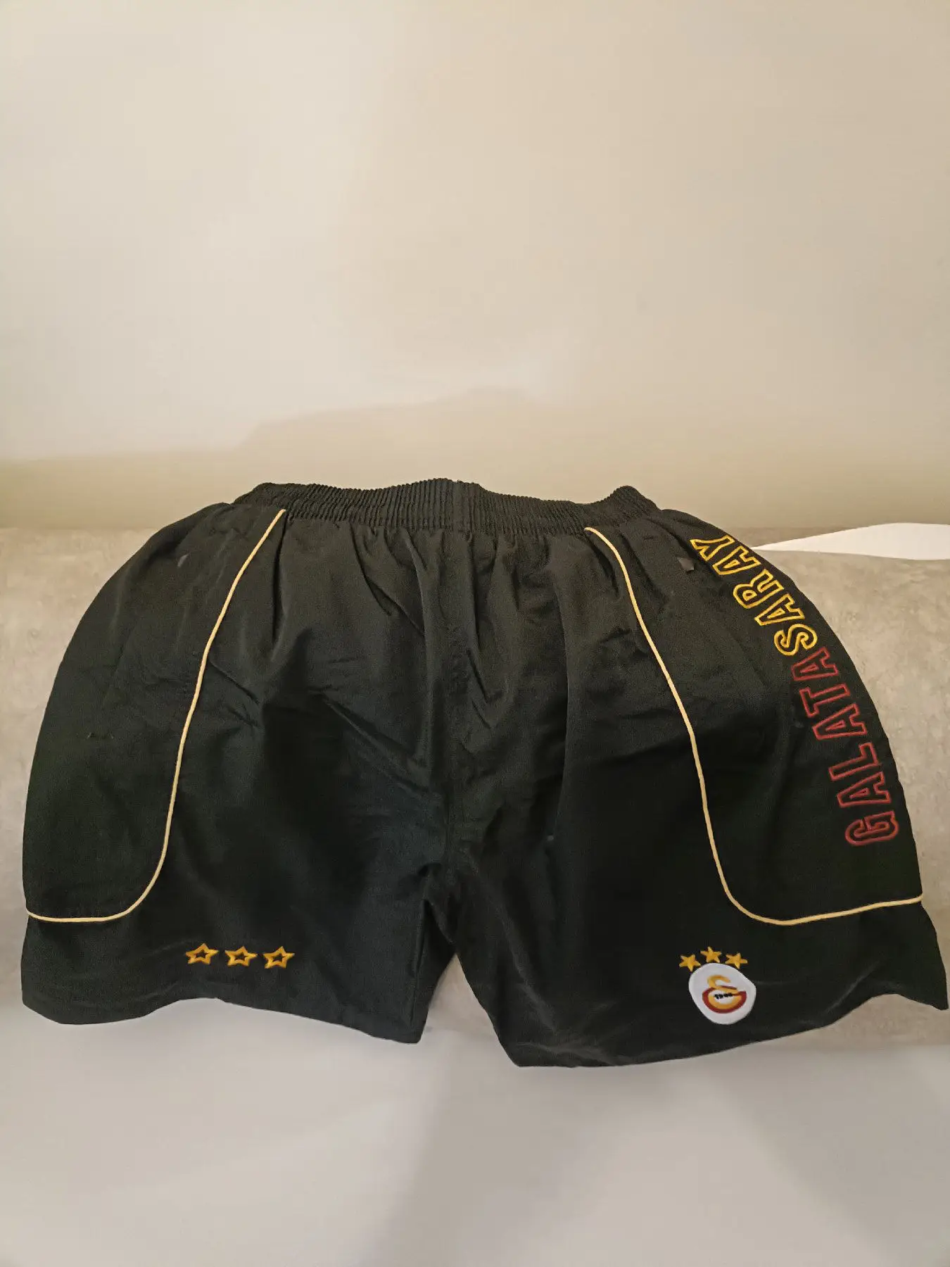 Galatasaray logolu deniz şortu. orginal
