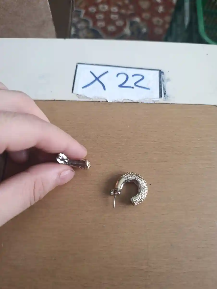 Parlak altın renkli küpe