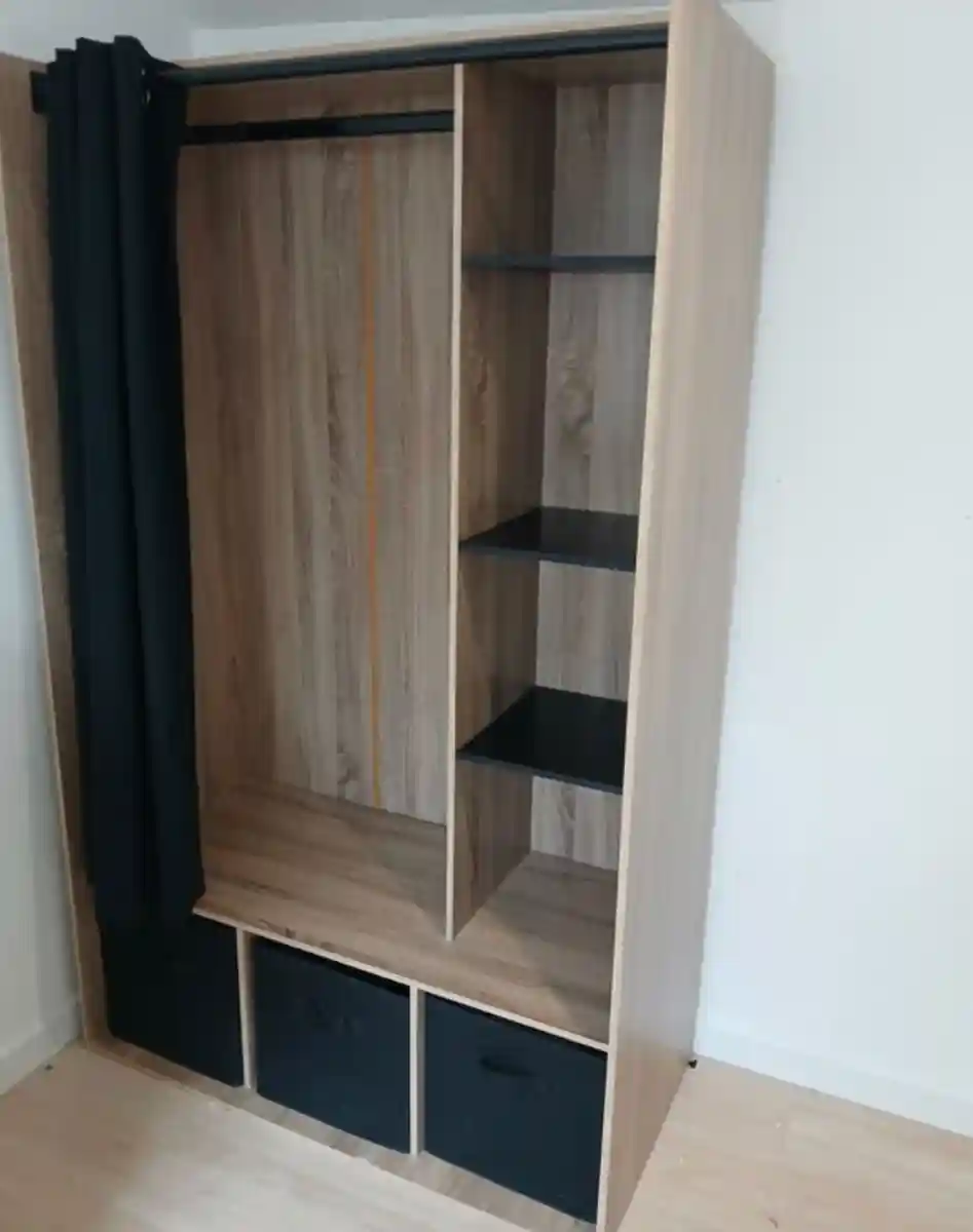 Ahşap kıyafet dolabı ve depolama alanı