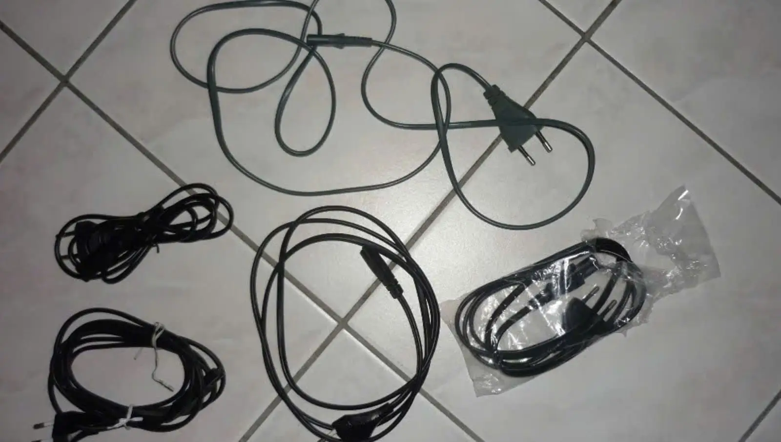 Farklı uzunluklarda elektrik ve şarj kablosu seti