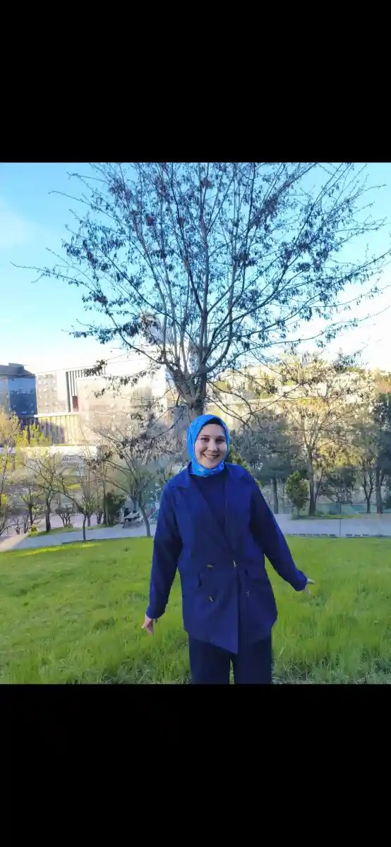 Mavi başörtülü kadın parka