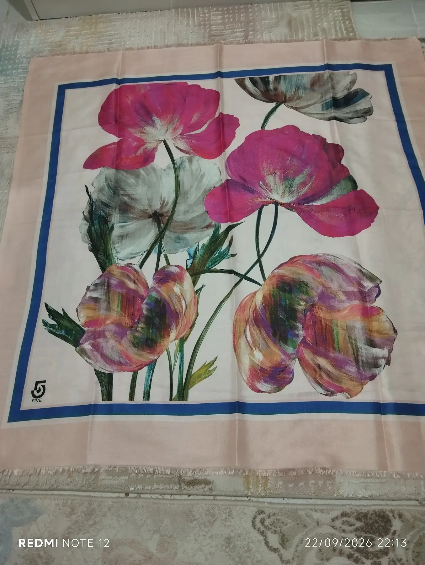 çiçek desenli eşarp sorunsuz
