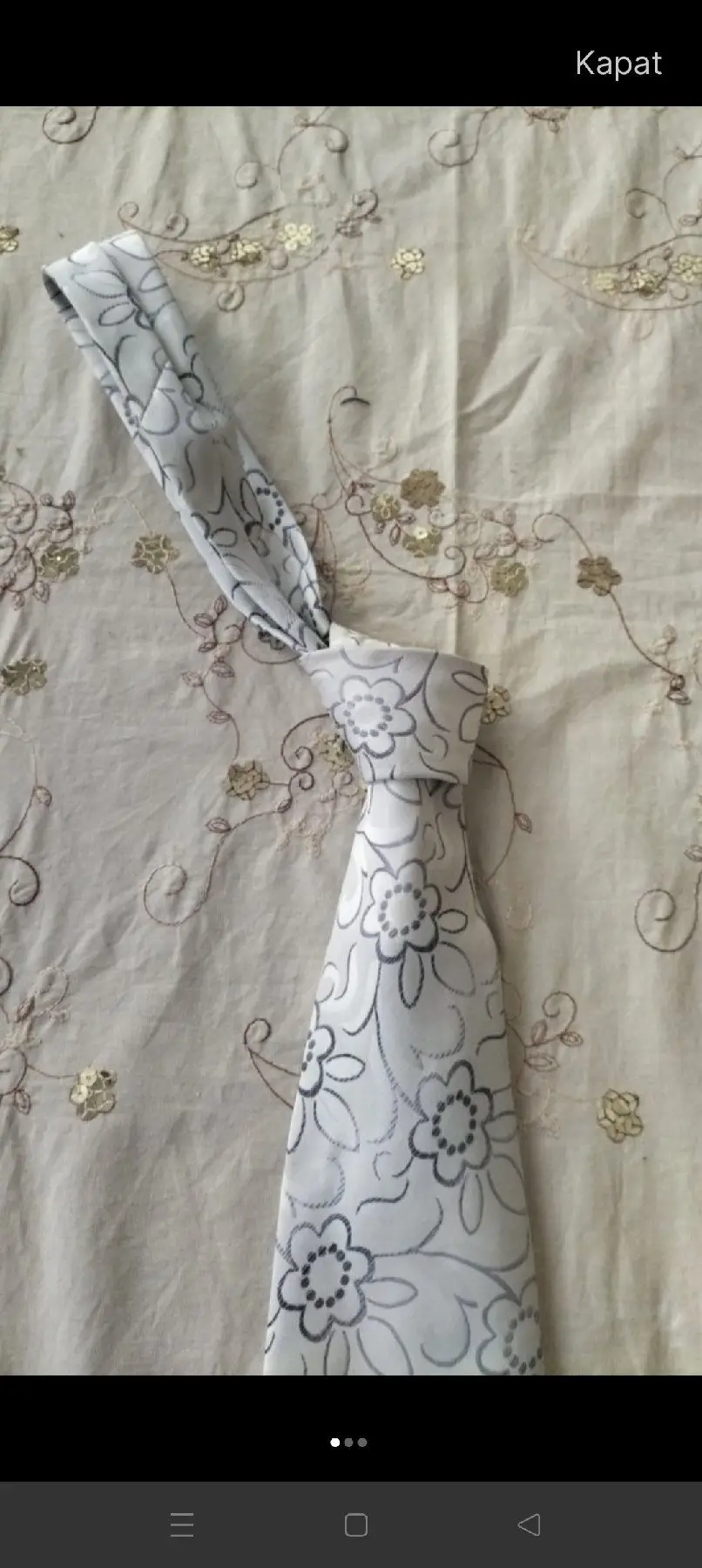 çiçek desenli beyaz kravat
