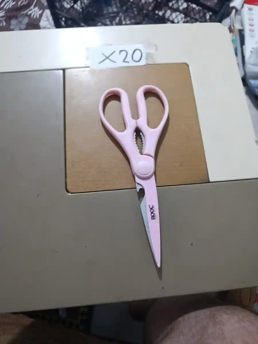 Pembe renkli makas