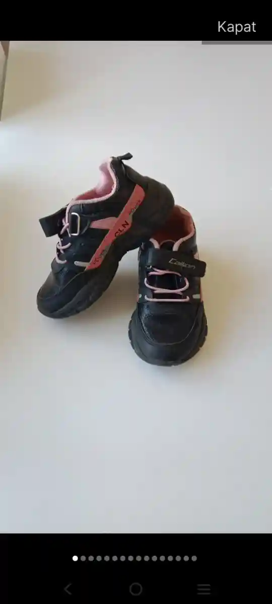 Siyah-pembe çocuk spor ayakkabısı