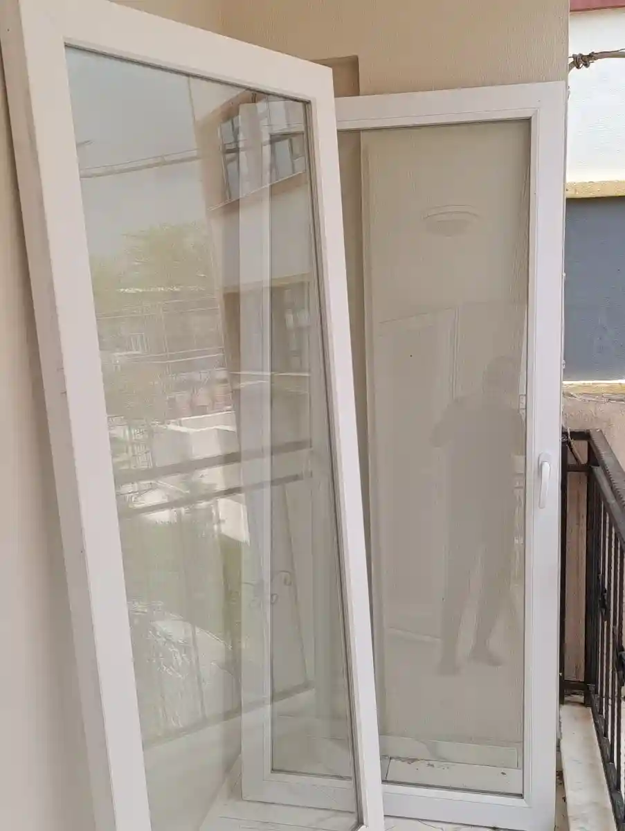 Beyaz pvc balkon kapısı