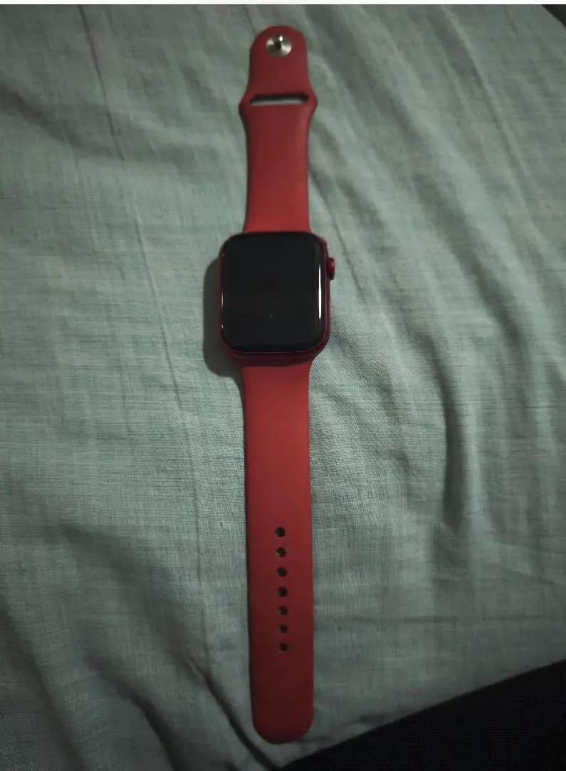 Kırmızı kayışlı akıllı saat apple watch 9