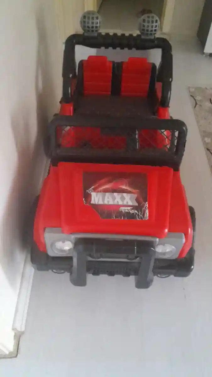 Kırmızı elektrikli çocuk arabası