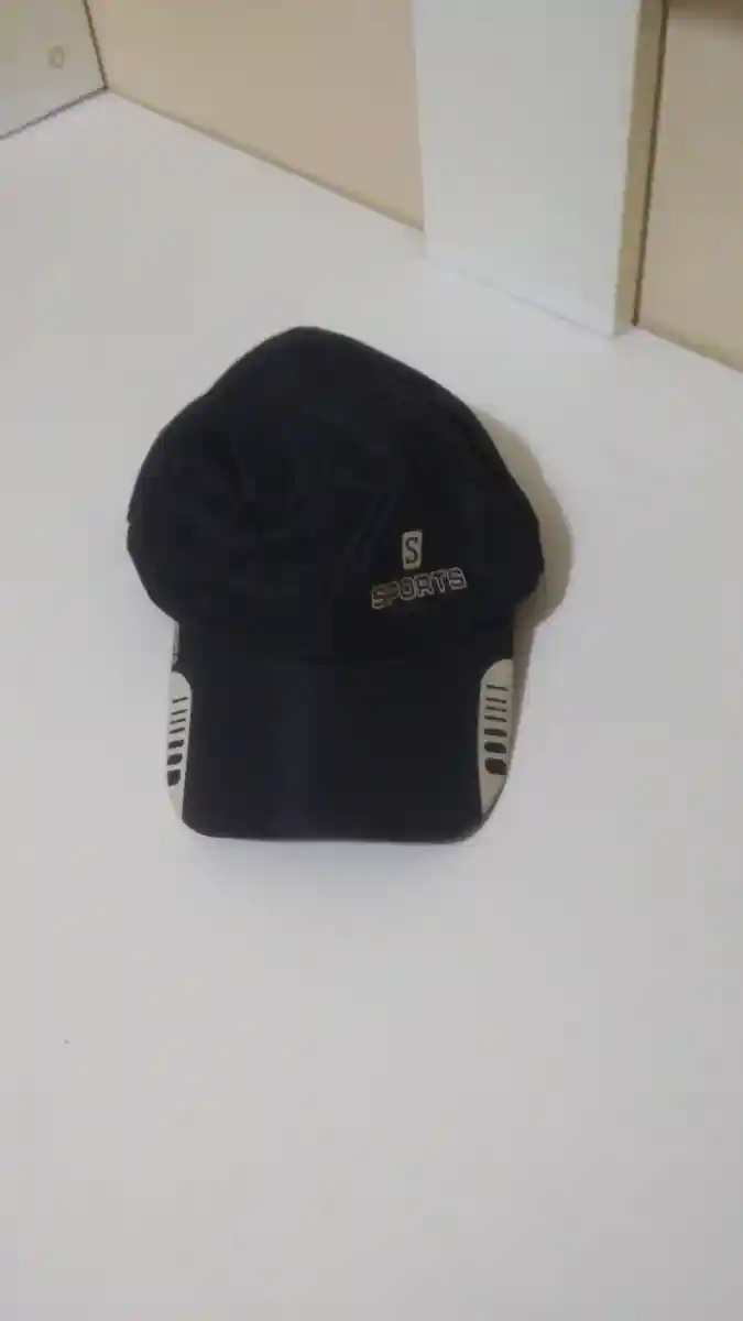 Siyah spor şapka