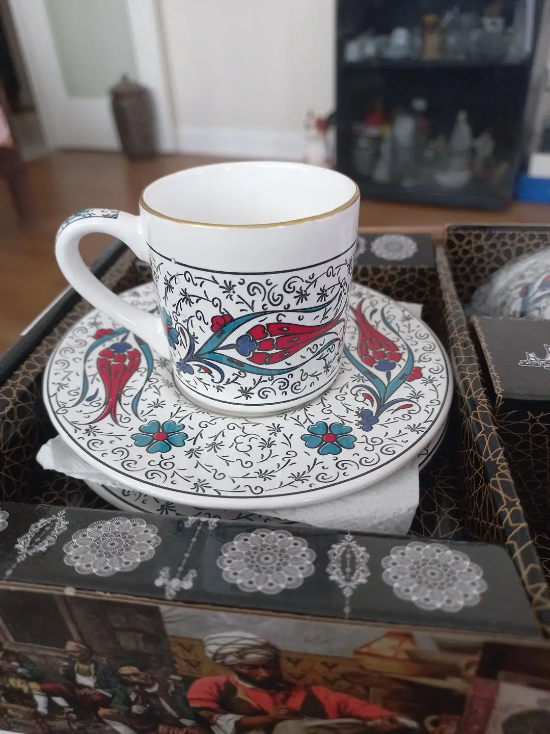 El yapımı çini kahve bardağı ve tabak seti