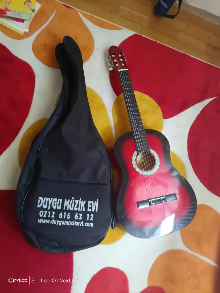 Kırmızı gitar ve çantası ilan görseli