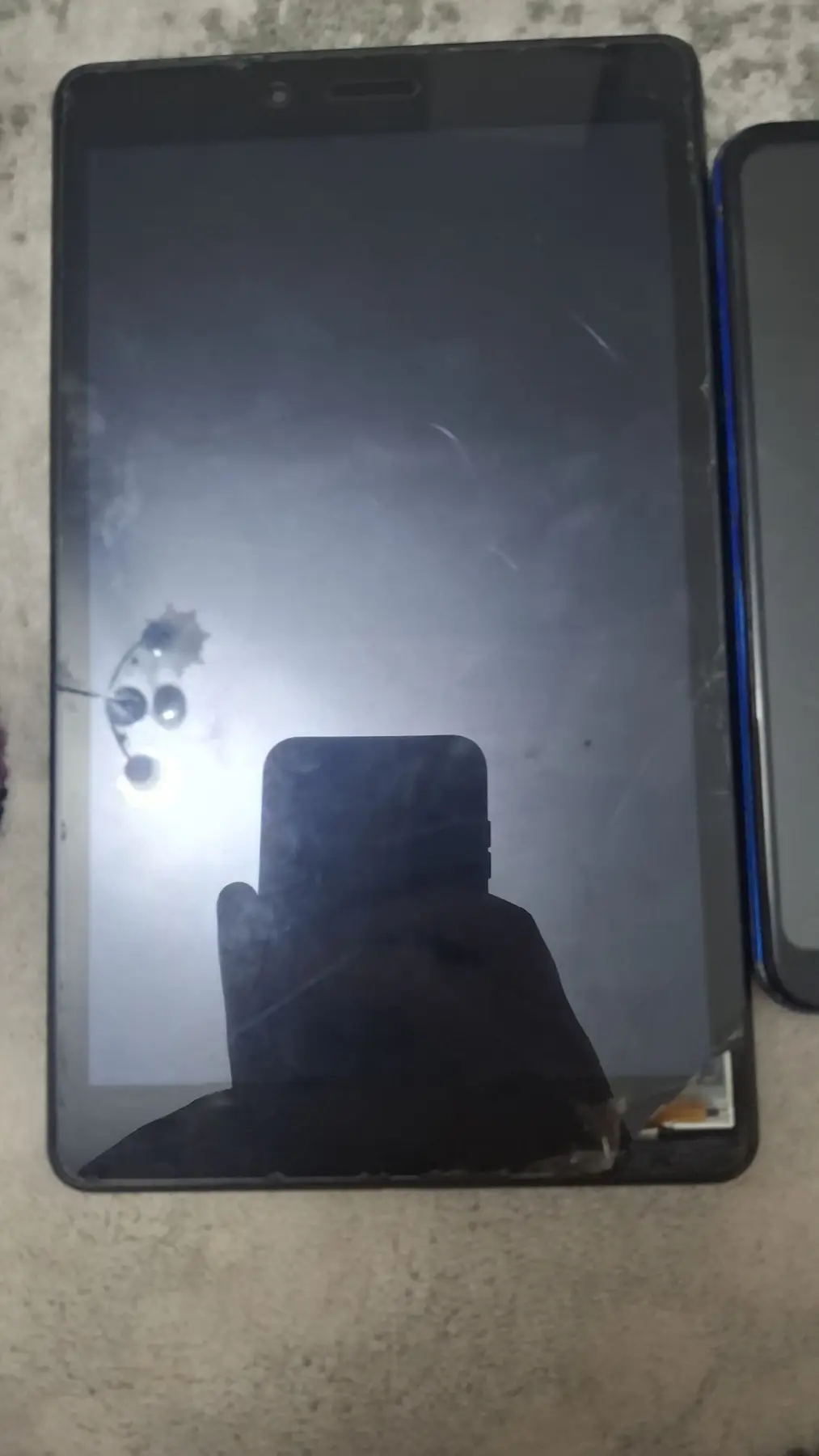 Satılık reeder p13 blue telefon + samsung tablet (i̇kili set - ekranı kırık  tamirlik  parçalık)