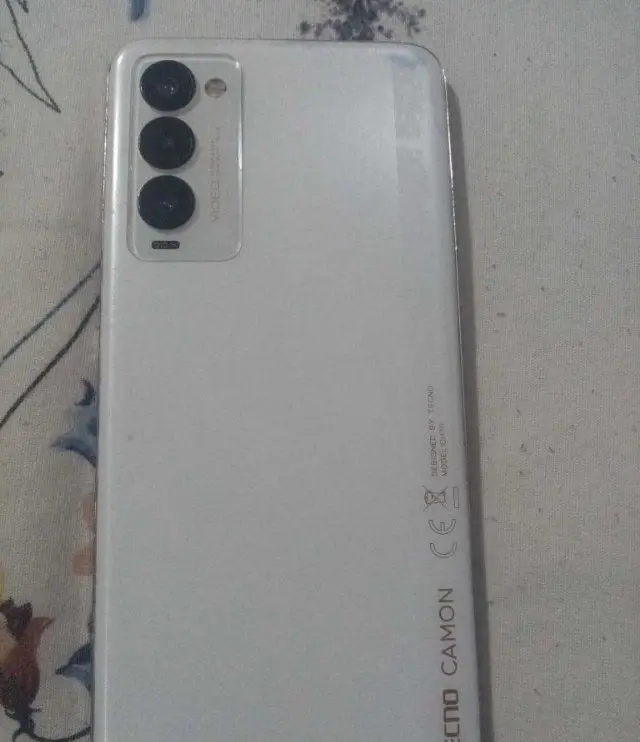 Tecno camon 18p 128 gb - ekranda 2 çizik arka kapağında soyulmalar var