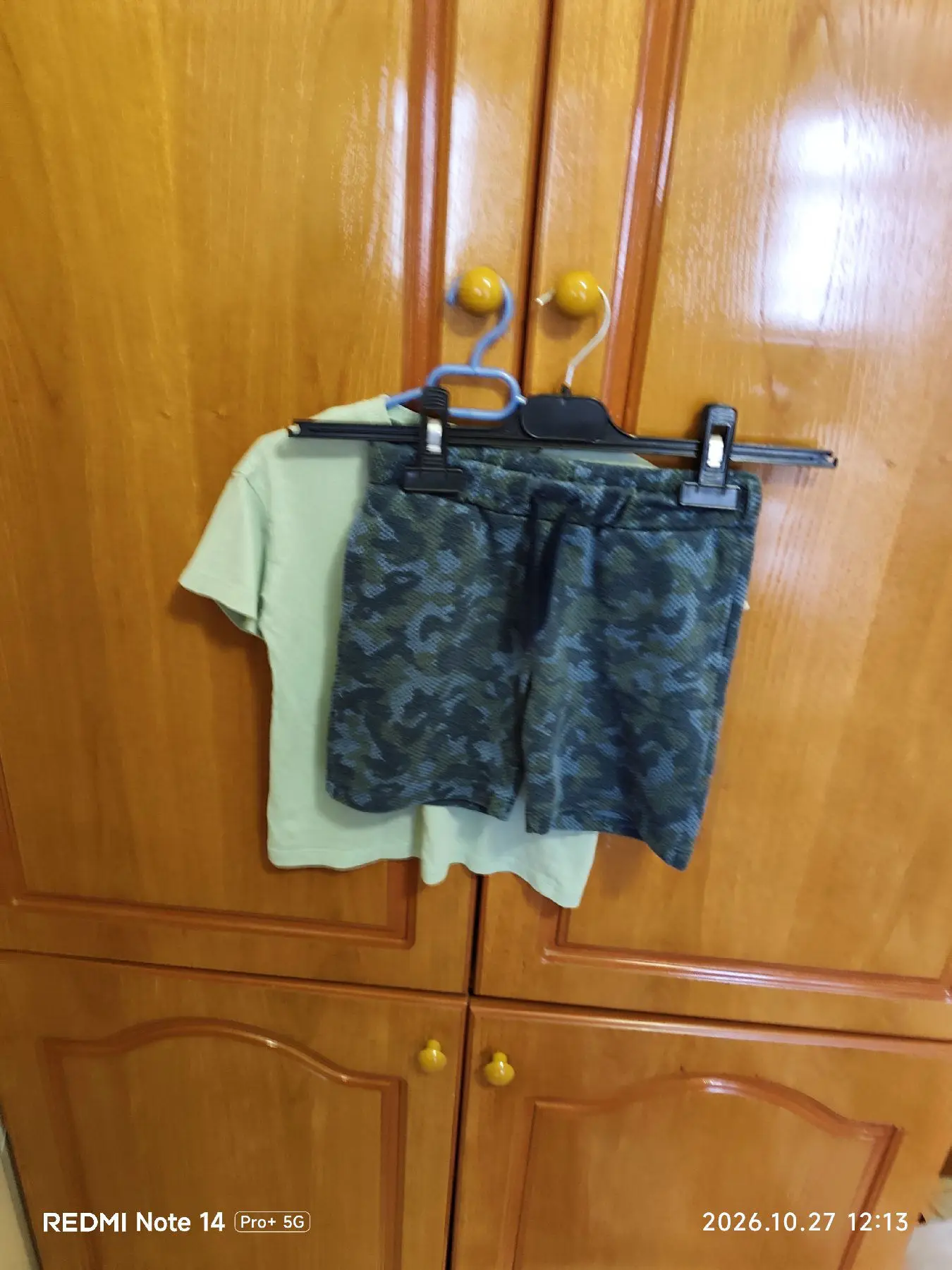 Yeşil tişört ve kamuflaj şort takımı