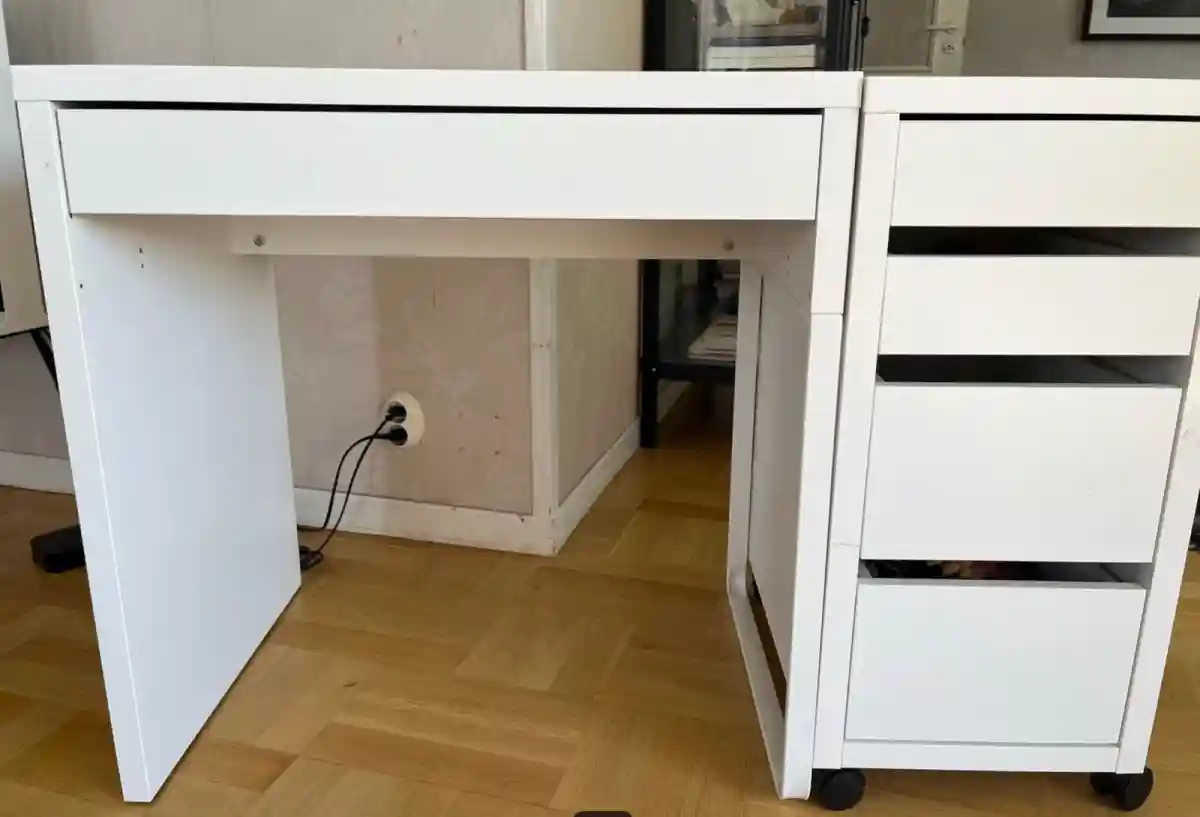 Fonksiyonel beyaz çalışma masası