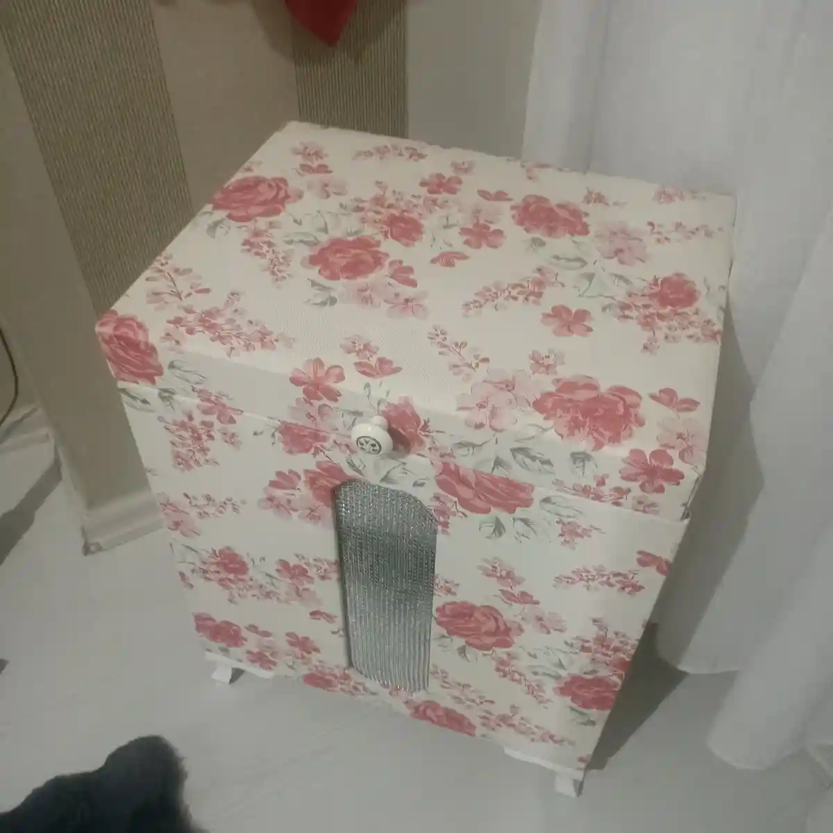 çiçek desenli dekoratif sandık