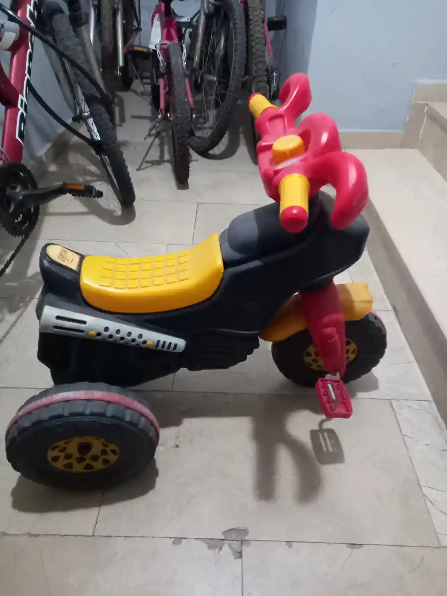 Renkli pedallı çocuk aracı ilan görseli