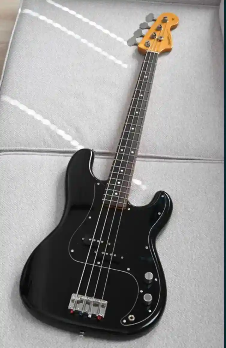 Siyah elektrik bas gitarı ilan görseli