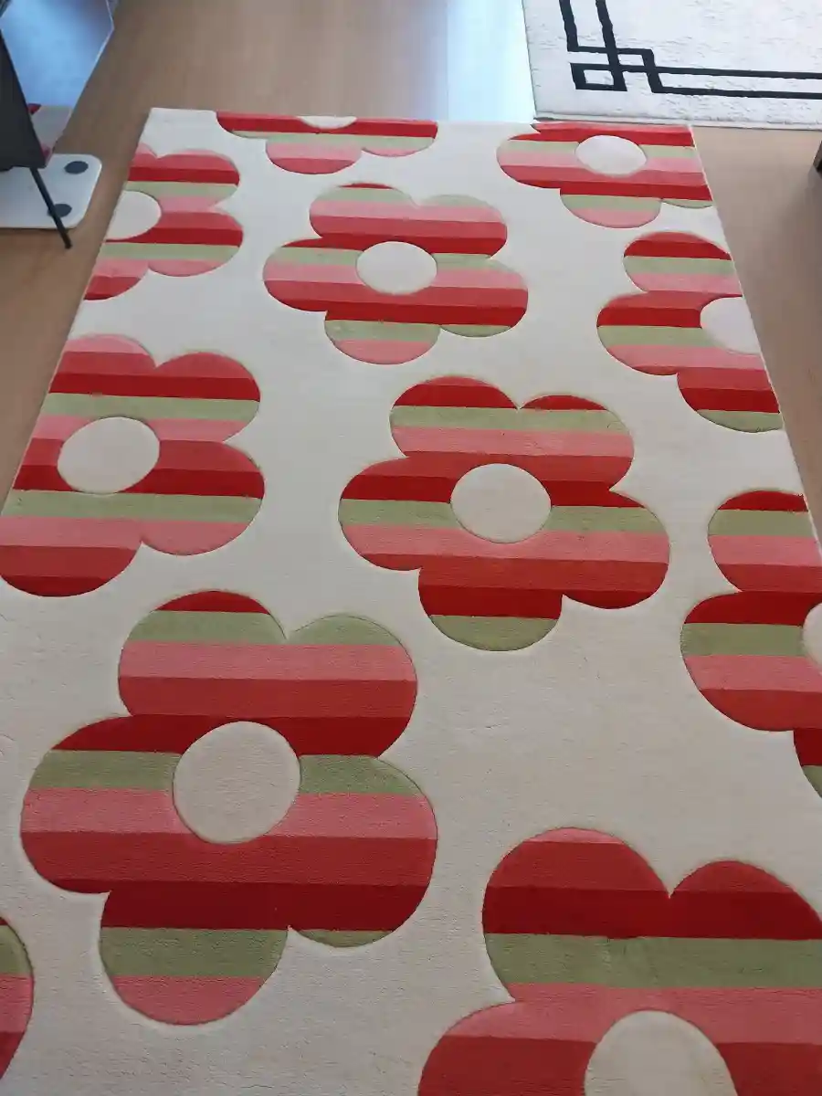 Renkli çiçek desenli dekoratif halı