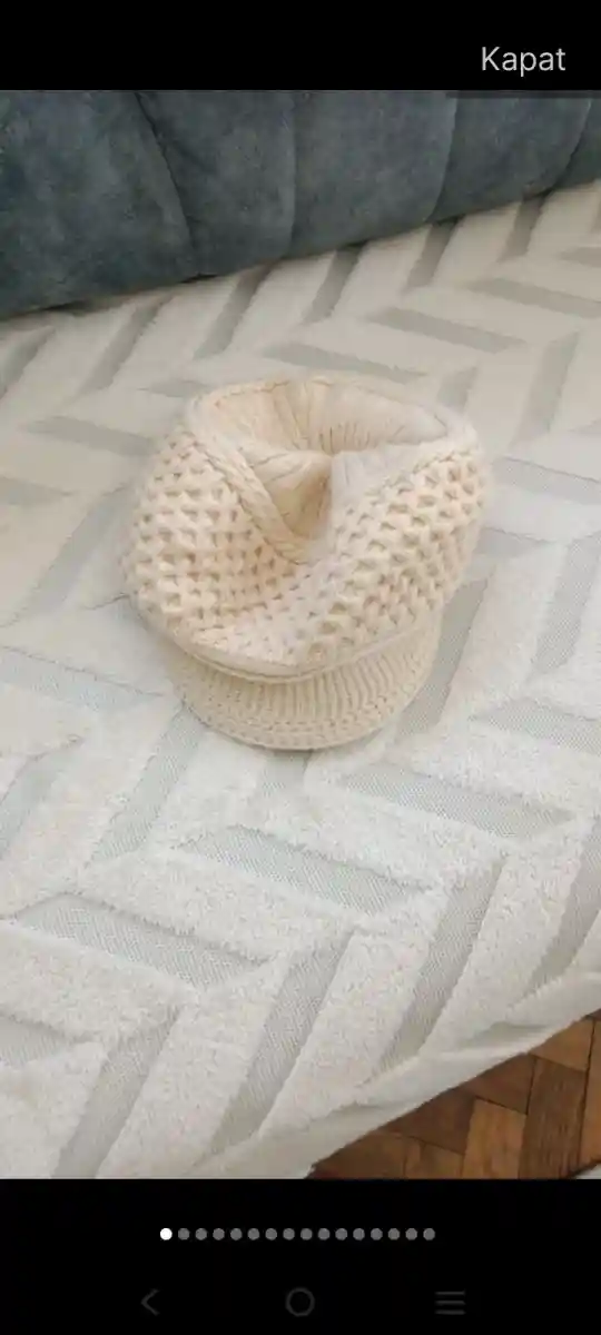 Bej renkli örme kışlık bere