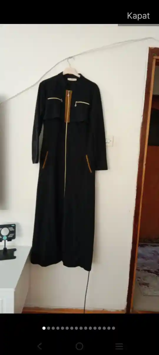 Siyah uzun  pardesü bayan kullanildi