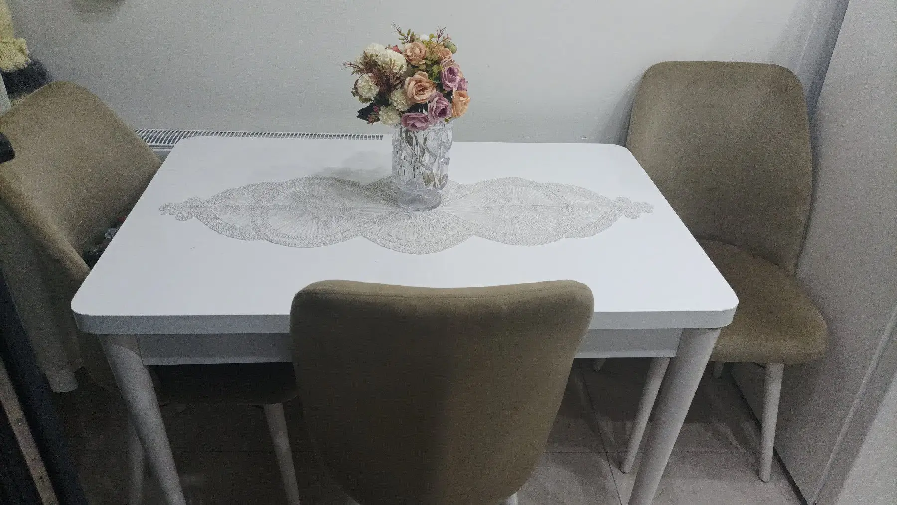 Beyaz yemek masası ve sandalyeler