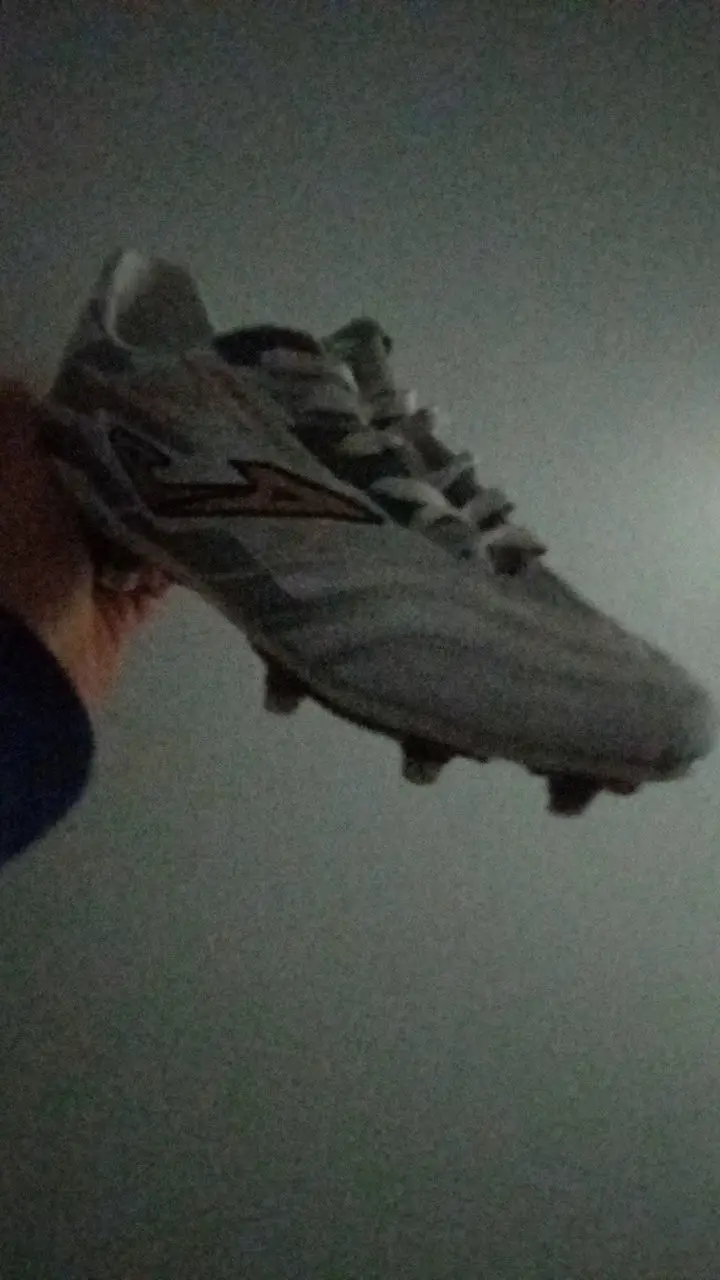 Beyaz futbol ayakkabısı