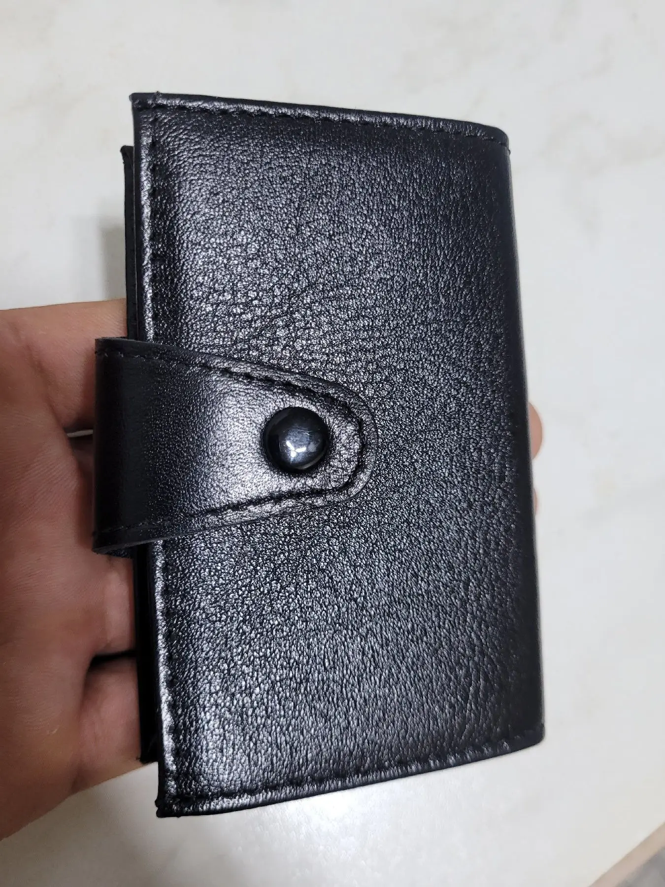 Siyah deri akordiyon model kartlık. sıfır ürün