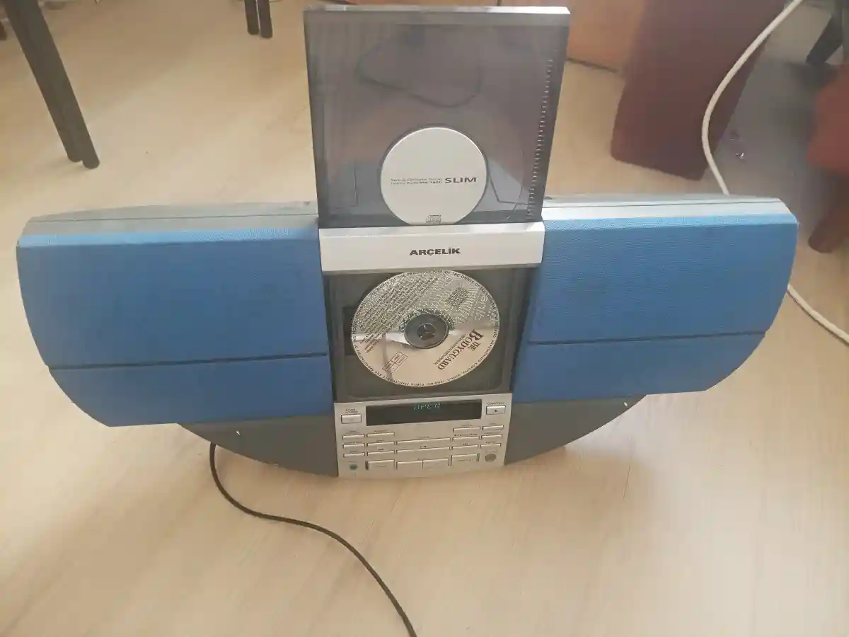 Mavi renkli cd çalar ve radyo